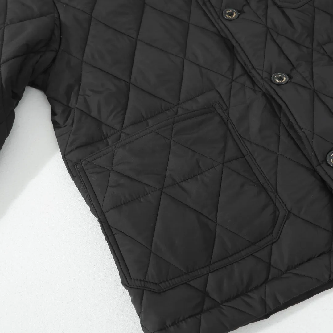 P370 #R50 Ralph Lauren/Ralph Lauren classic old money style workwear rhombus retro cotton jacket. Inspired by retro workwear, it reshapes the contemporary British style. Imported machine-pressed diamond quilting technology, every quilting line is accurately aligned, and the details are full of ingenuity; three-dimensional tailoring creates a neat H-shaped silhouette, and it can still remain light and straight when worn in multiple layers in autumn and winter. Customized metal buttons, low-key embellished textured corduroy lapel design, full of retro atmosphere, 37.5° temperature control black technology, breathable and moisture-proof, locks in temperature and sweat, waterproof and snow-proof fabric, no fear of bad weather, anti-run cotton patented technology, warm and soft, long-wearing without deformation, five high-end colors: navy | khaki | black | green | brown, easily suitable for commuting, leisure, and travel. Wearing one piece gives off a calm temperament of "old money style", and you can have both style and warmth in low-temperature weather.  Color: Navy blue, black, khaki, military green, brown Size: S M L